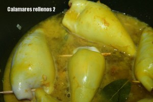 Una vez hecho el sofrito, llega el turno de incorporar los calamares a la olla