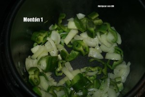 La cebolla y el pimiento rehogandose en Menú Plancha