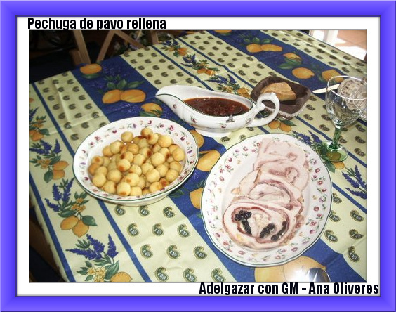 Milhojas de pavo con salsa inesperada, acompañado por unos bocaditos de patata