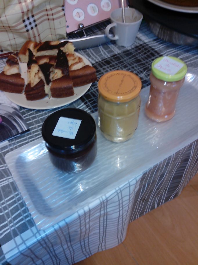 El rico bizcocho con que me esperaba Loreto, y los regalos: mermelada de membrillo, mermelada de higos y la salsa de zanahorias de la que estamos hablando...y un regalito de M.L. que también estaba en la demostracion, una preciosa y práctica bandeja que estrenaré en Navidad con un brazo gitano. ¡Gracias a las dos!