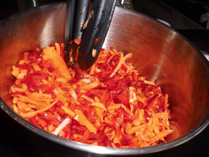 Toda la verdura picada con el aceite (salvo el tomate) 