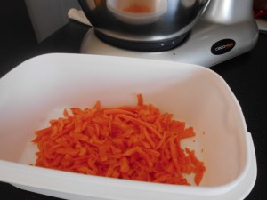 zanahoria cortada en juliana en el procesador de alimentos de Cecomixer