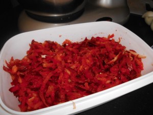Pimiento rojo picado en juliana en el procesador de alimentos de Cecomixer