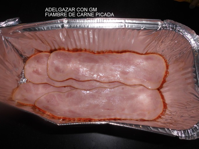 el molde forrado con el bacon para agregar la carne