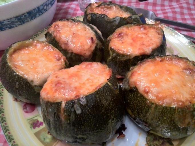 Los zapallitos rellenos de Begoña Granada, carne, queso y tomate frito...