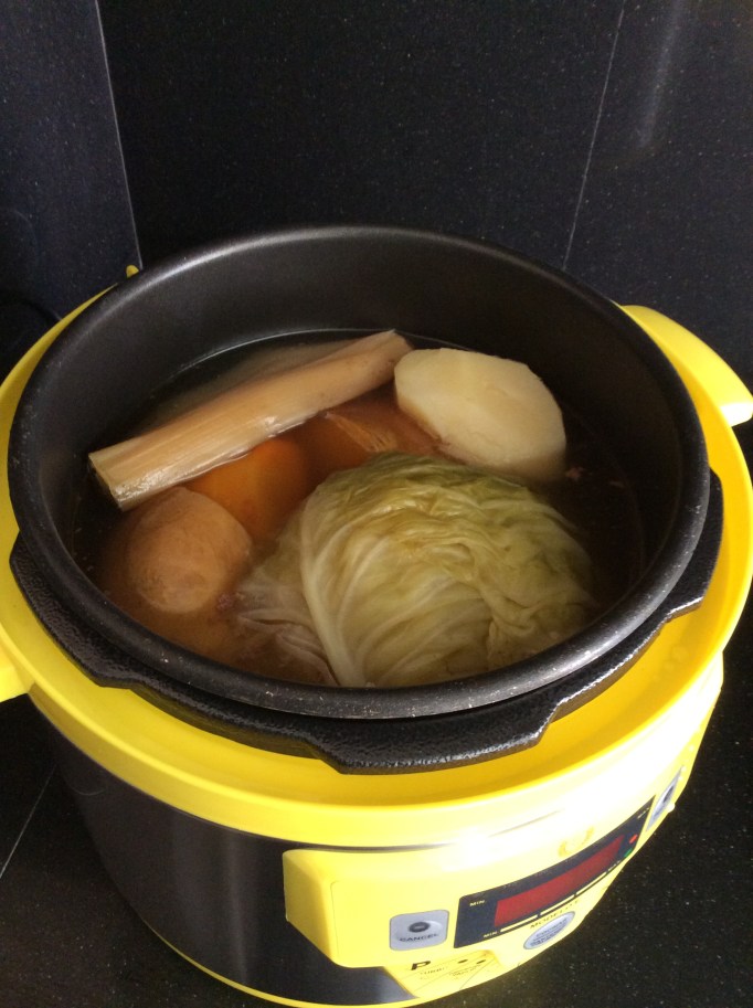 Mi nueva olla amarilla preparando un pucherito argentino