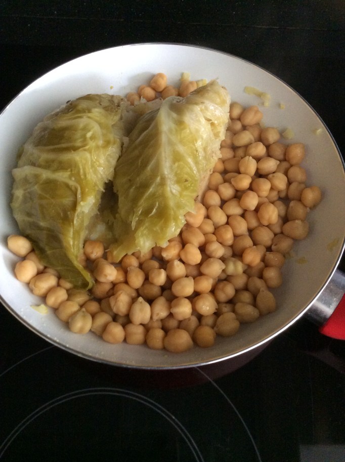 Los garbanzos junto con el repollo, a rehogar con un poco de aceite, ajo y pimenton, para darle el toque español