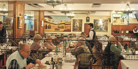 Restaurante "El imparcial", a quienes los historiadores denominan la primera casa de comida de Buenos Aires, fundado en 1860