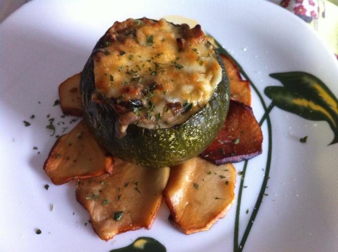 Zapallitos rellenos de hongos sobre chips de hongos de Diana Garaloces