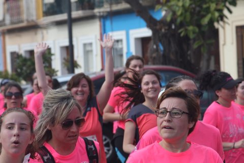 Mi hija Maria Belen y yo aproximandonos a la meta