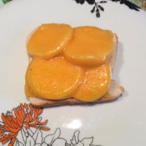 Primera rebanada con el fiambre de pavo y el queso cheddar