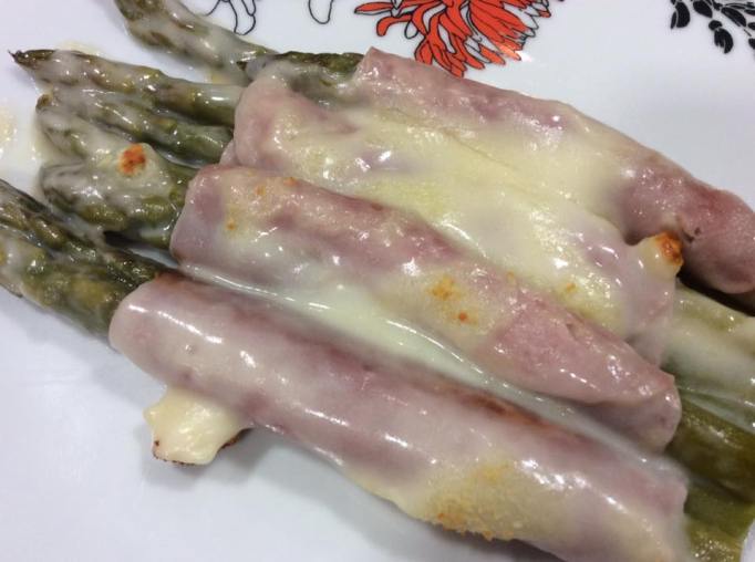esparragos envueltos gratinados